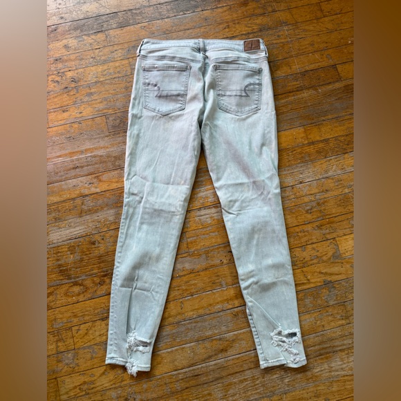 Preloved Distressed Light Blue Women's Jeans - Picture 2 of 5